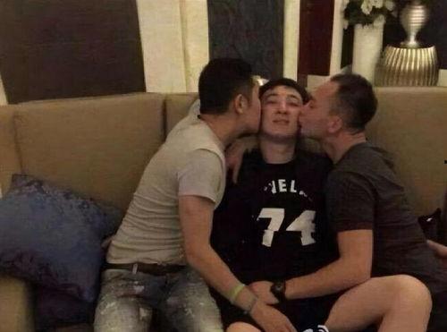 跪族男孩最新爆料,揭开娱乐圈惊人内幕  第3张